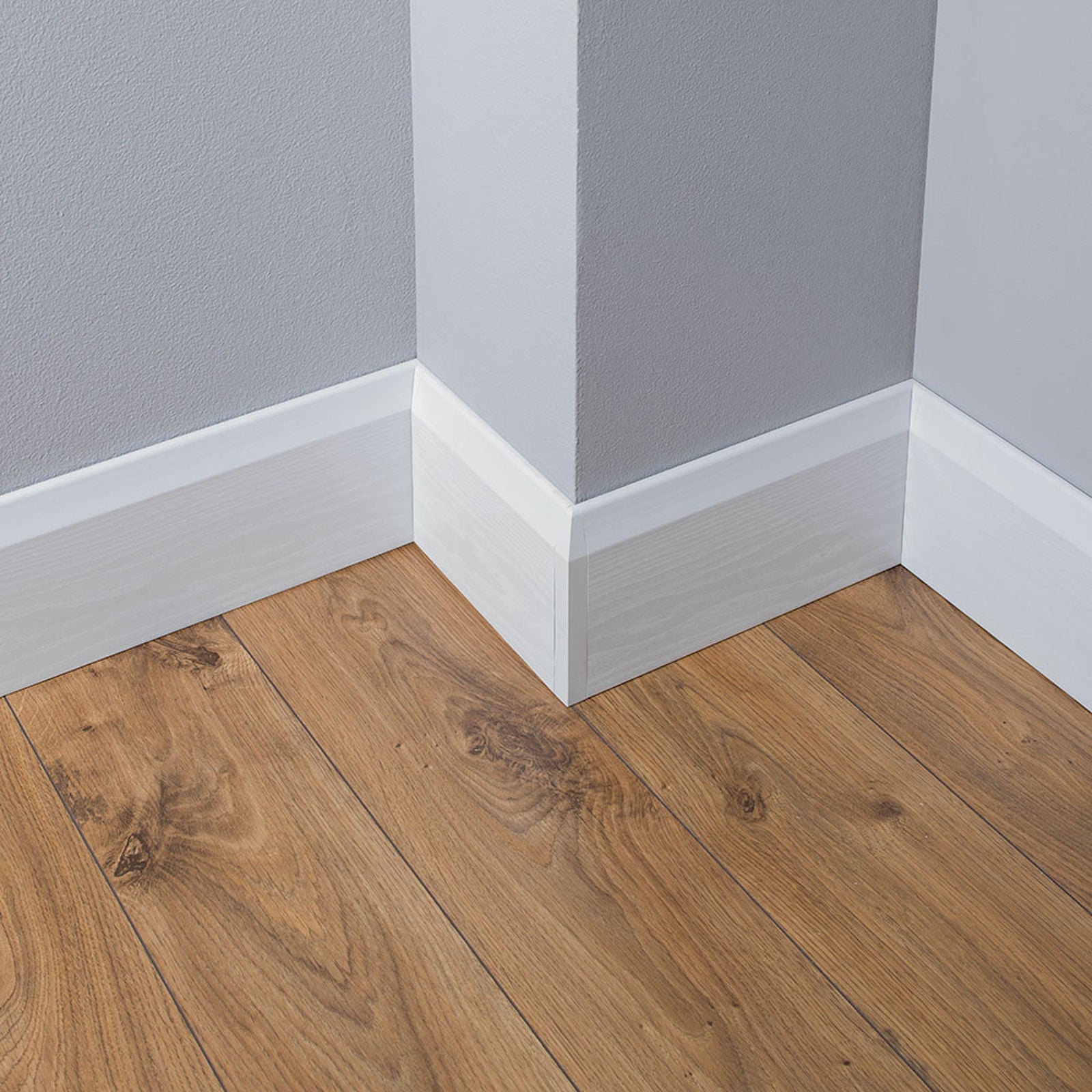 English Oak External Corner for 100mm Roomline Modern Chamfered Plastic Skirting - White